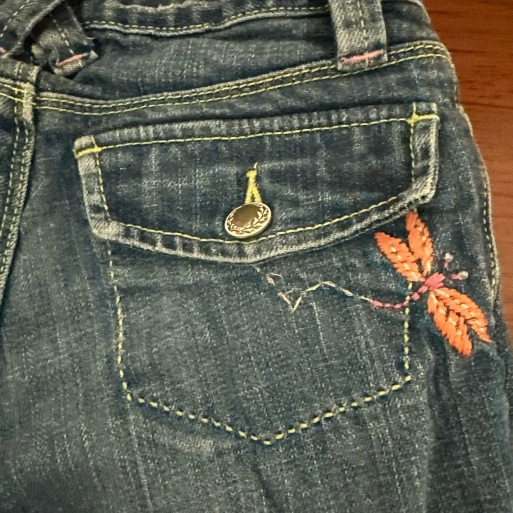 Gap Blue Denim Dragonfly Embroidery Stretch Bermuda Rolled Shorts Size 8 Girls - Picture 6 of 10